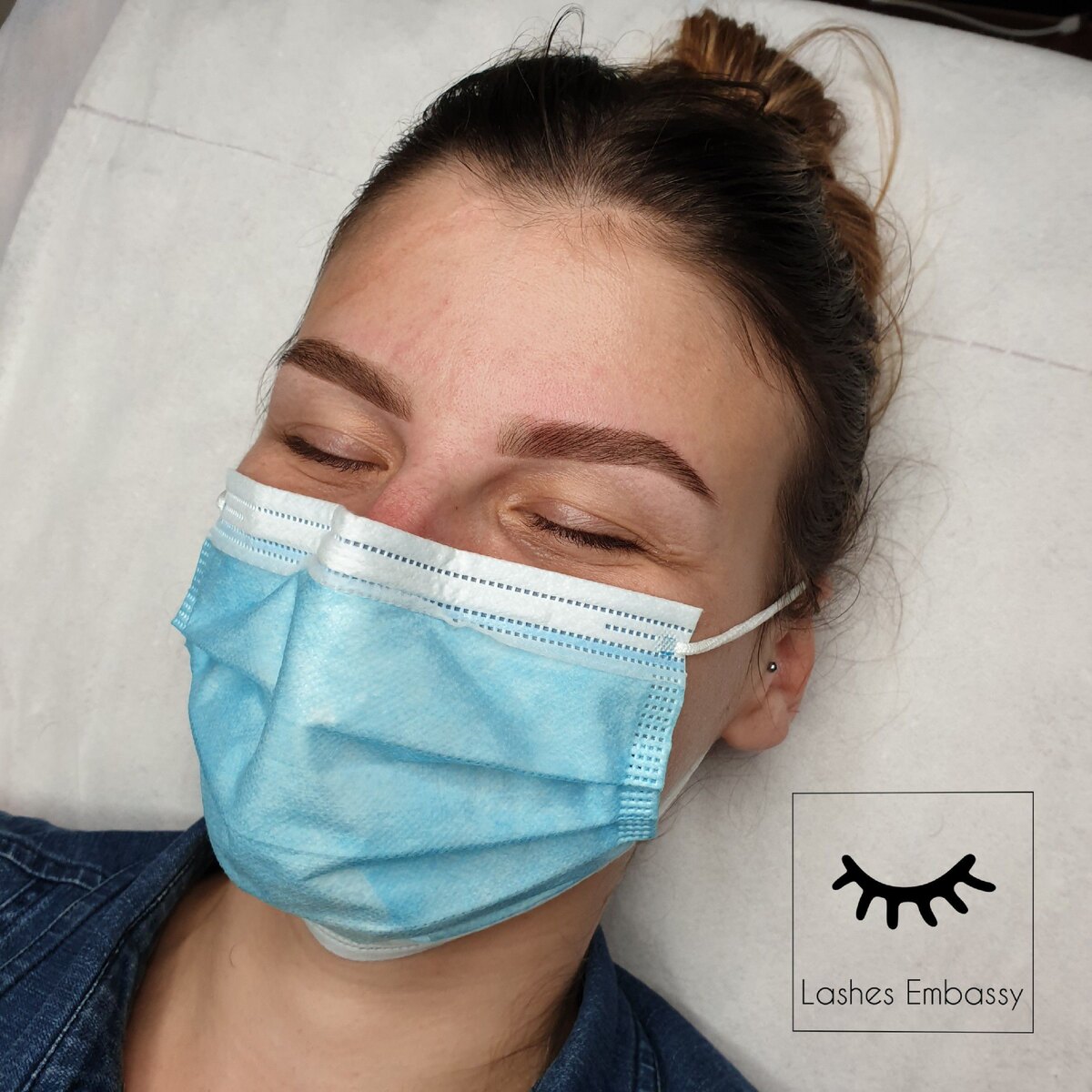 Klientka podczas relaksującego zabiegu stylizacji rzęs w Lashes Embassy